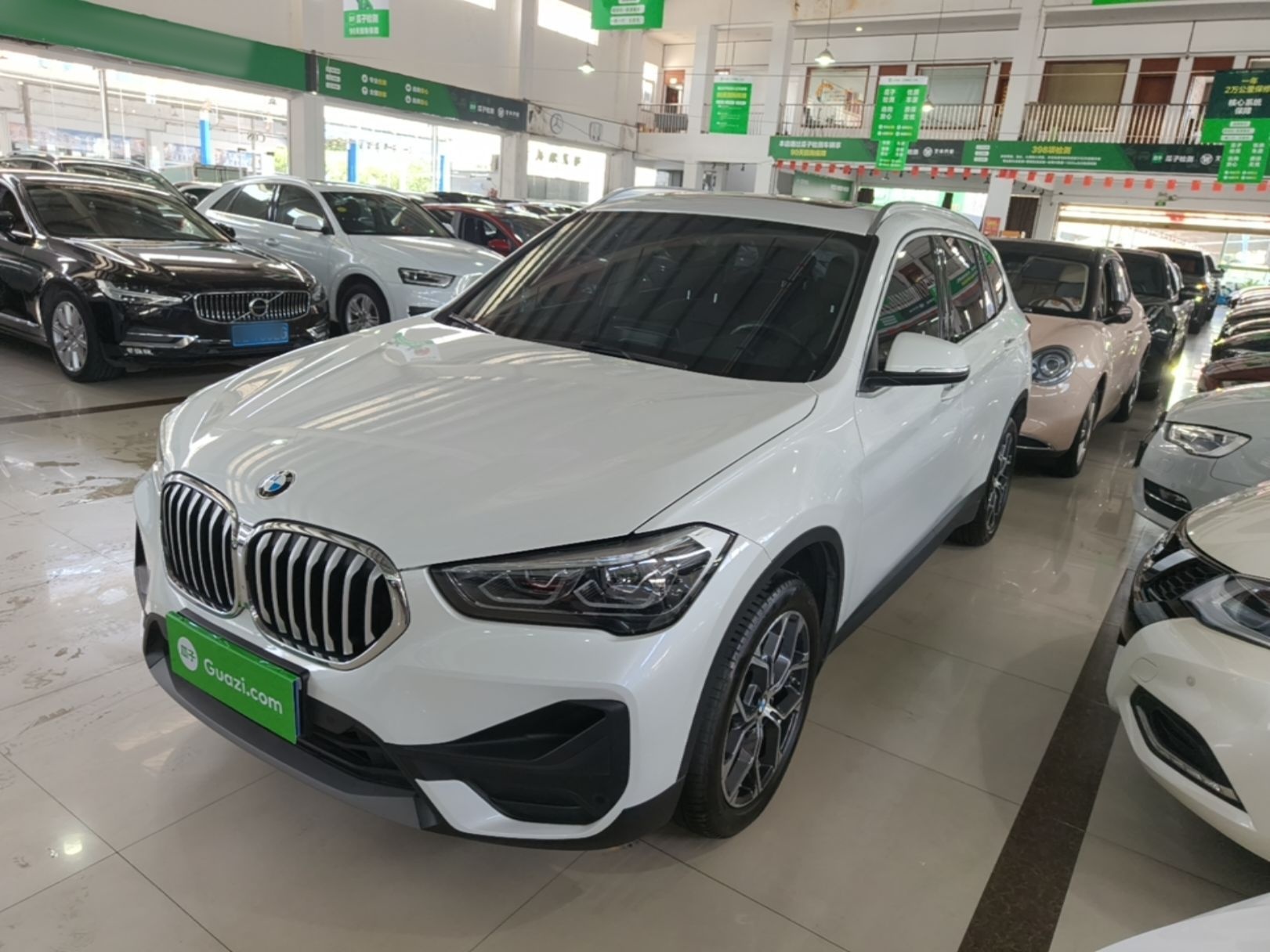 Unter der Vorderseite des Autos