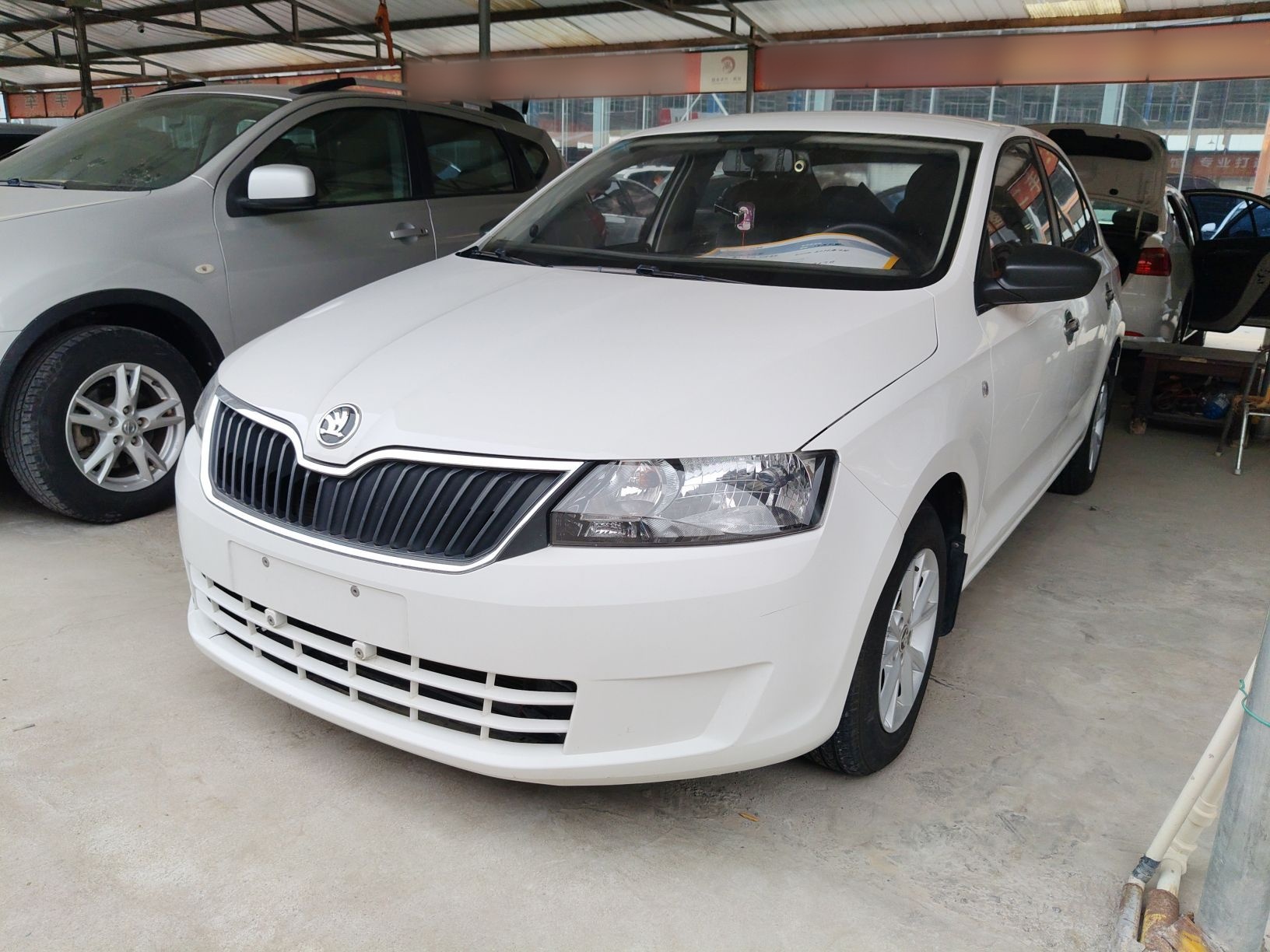 Под передней частью автомобиля