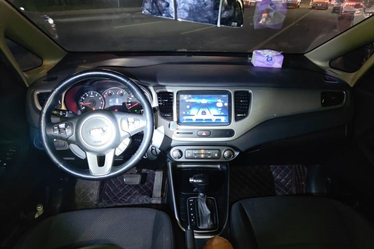 Used Kia Carens 2013 2.0L 7-Seater Automatic Standard Version China IV Standard Center Console
