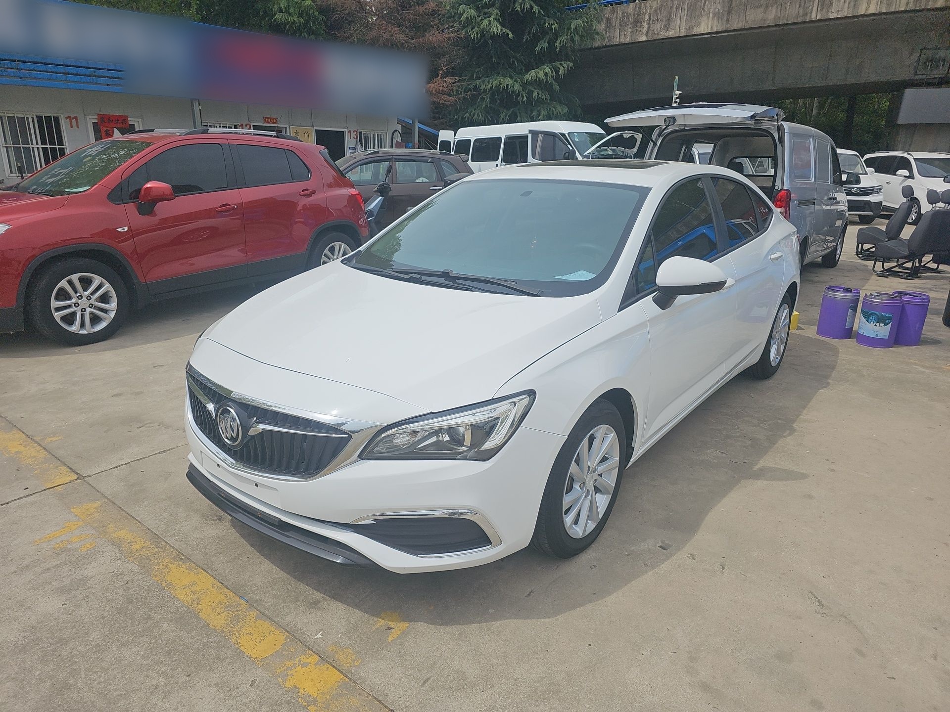 تحت مقدمة السيارة