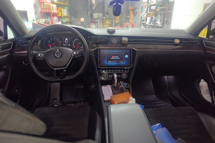 Used Volkswagen Magotan 2017 330TSI DSG Luxury Model Center Console