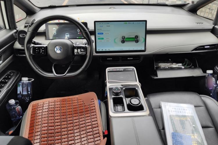 Used Hycan Z03 2022 620 km Range Trendy Cool Version 160 kW 76.8 kWh Center Console