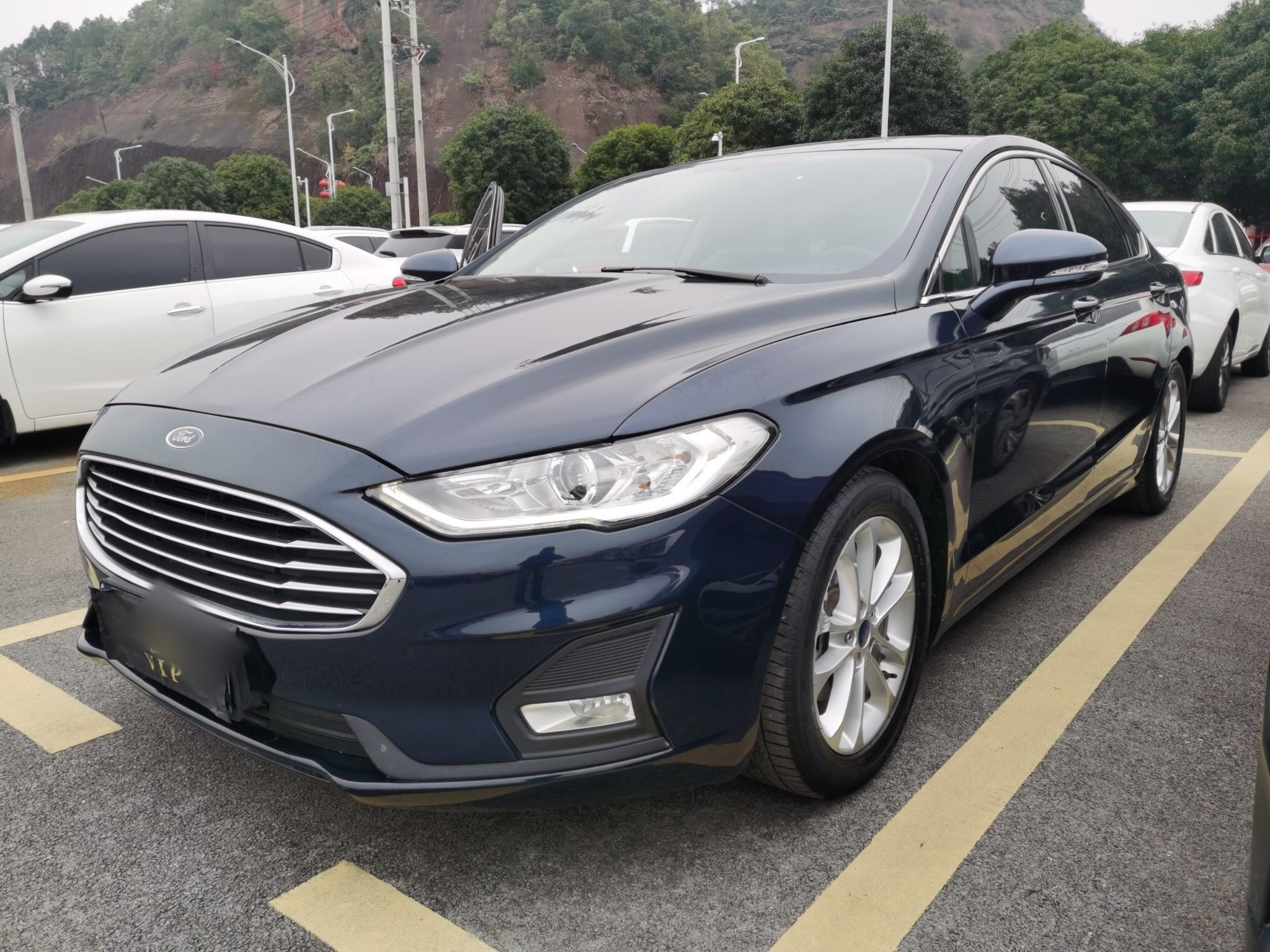 Под передней частью автомобиля