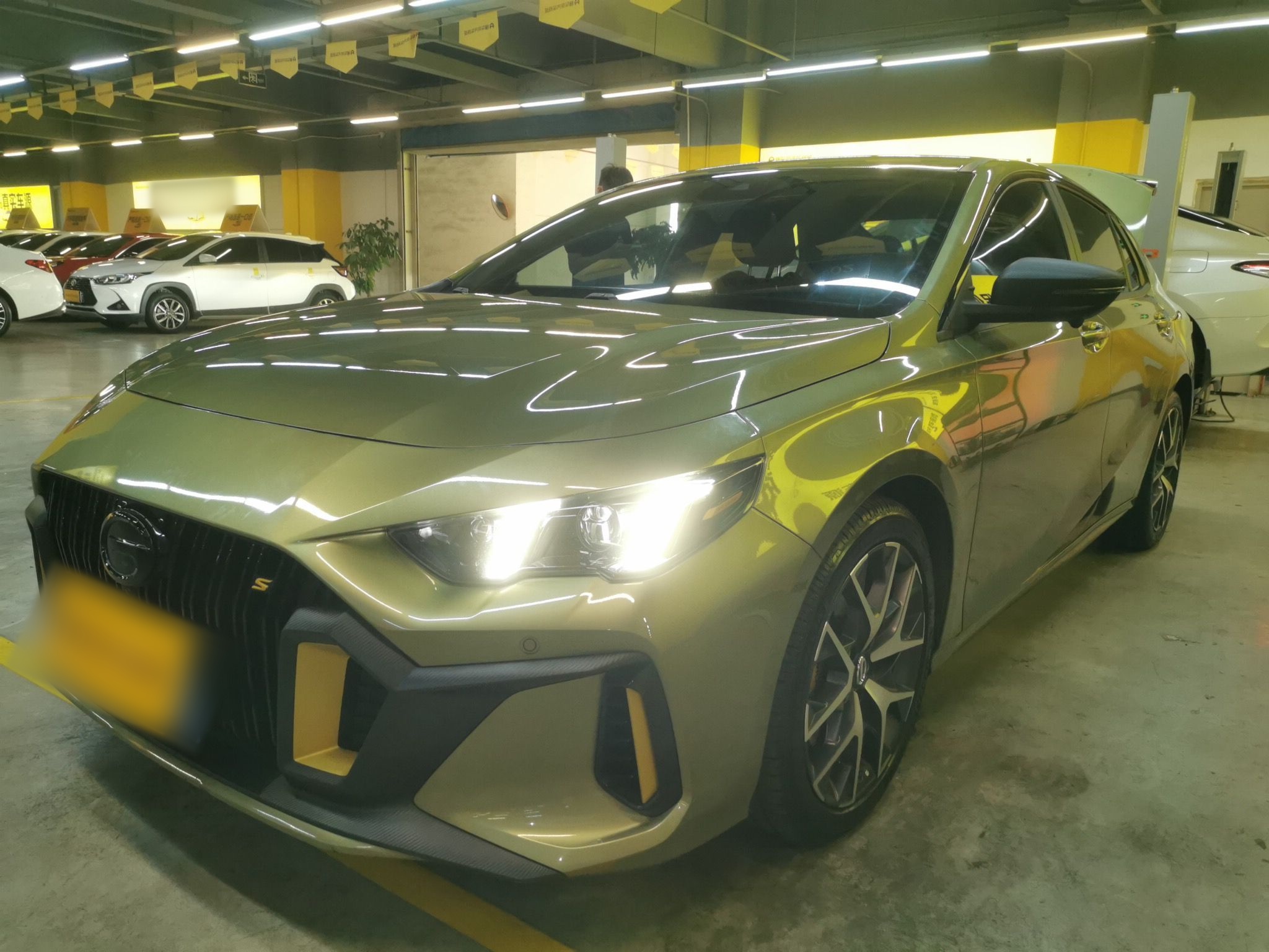 تحت مقدمة السيارة