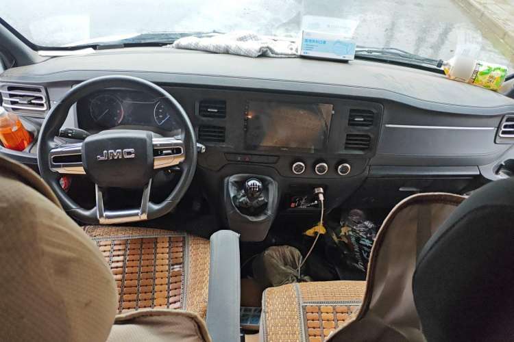 Used JMC Fushun 2023 2.0T Manual Short-Wheelbase Low-Roof Commercial Multi-Purpose Passenger Vehicle 6 Seats with Dual-Opening Tailgate