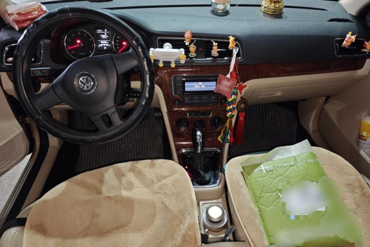 Used Volkswagen Lavida 2013 Restyled Classic 1.6L Automatic Comfort Edition Center Console