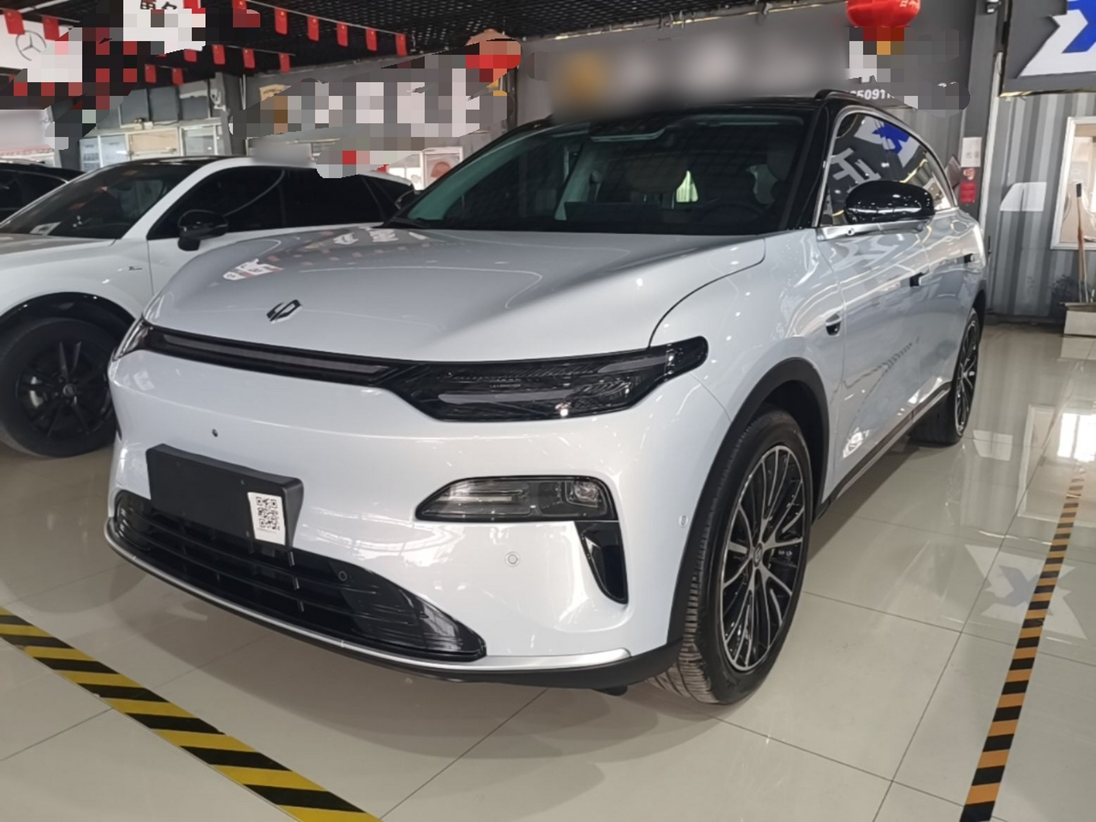 Unter der Vorderseite des Autos