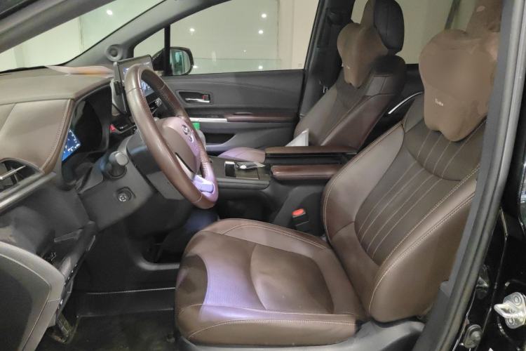 Used Toyota Granvia 2023 2.5L Hybrid Flagship VIP Edition
