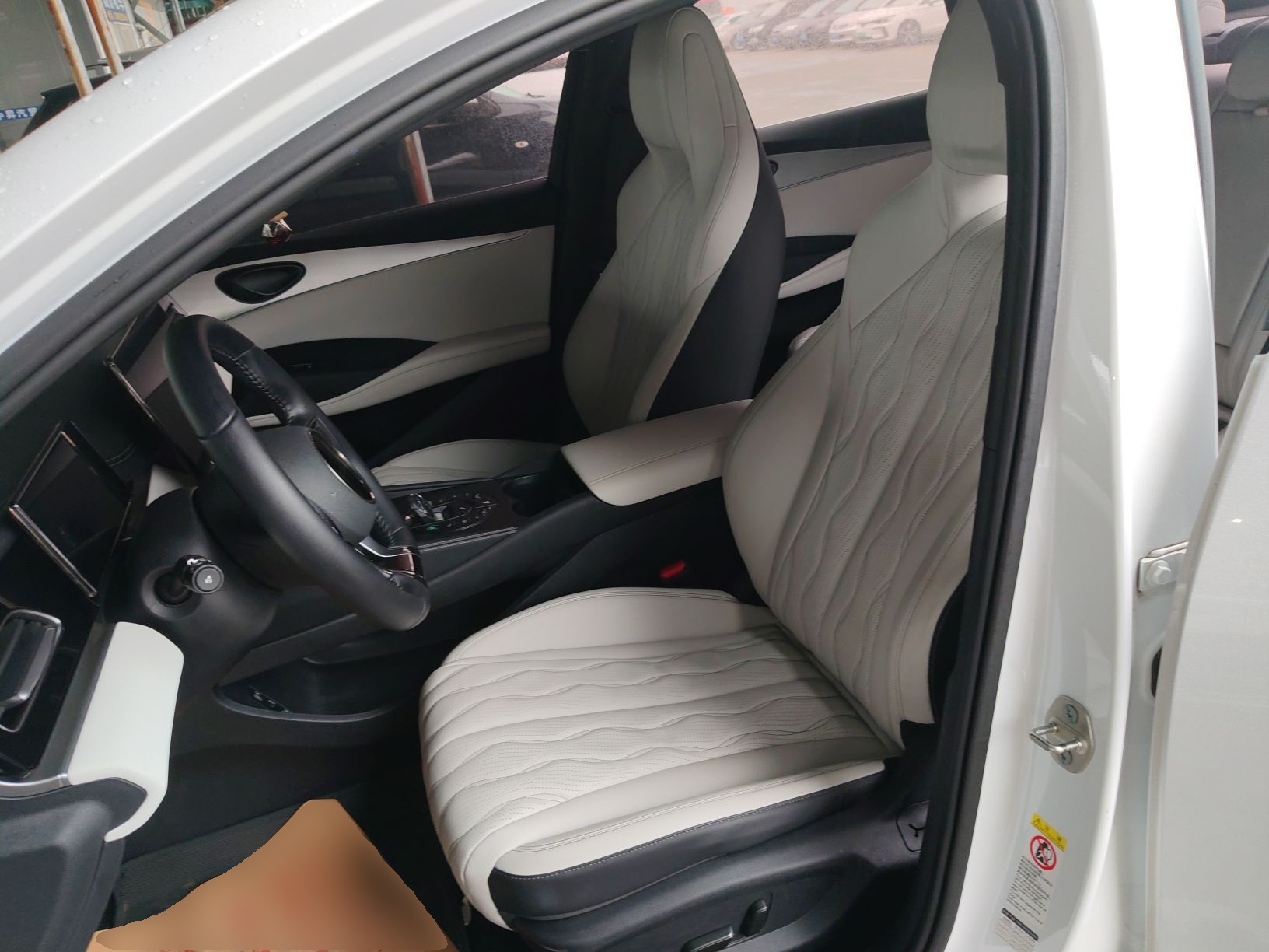 Переднее сиденье в автомобиле