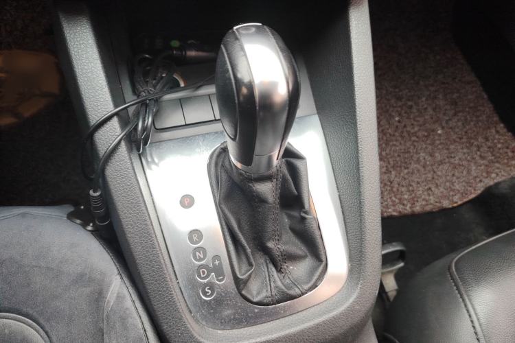 Used Volkswagen Sagitar 2014 1.6L Automatic Comfort Model Gear Lever