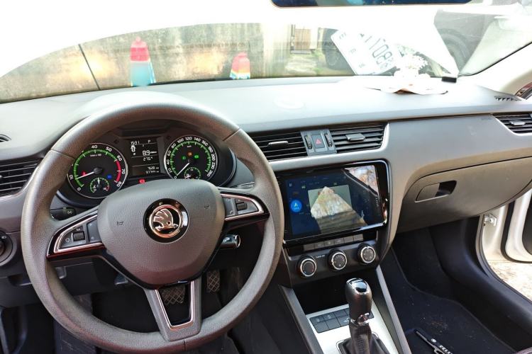 Used Skoda Octavia 2019 1.5L Automatic SmartDrive Comfort Edition China VI Standard Center Console