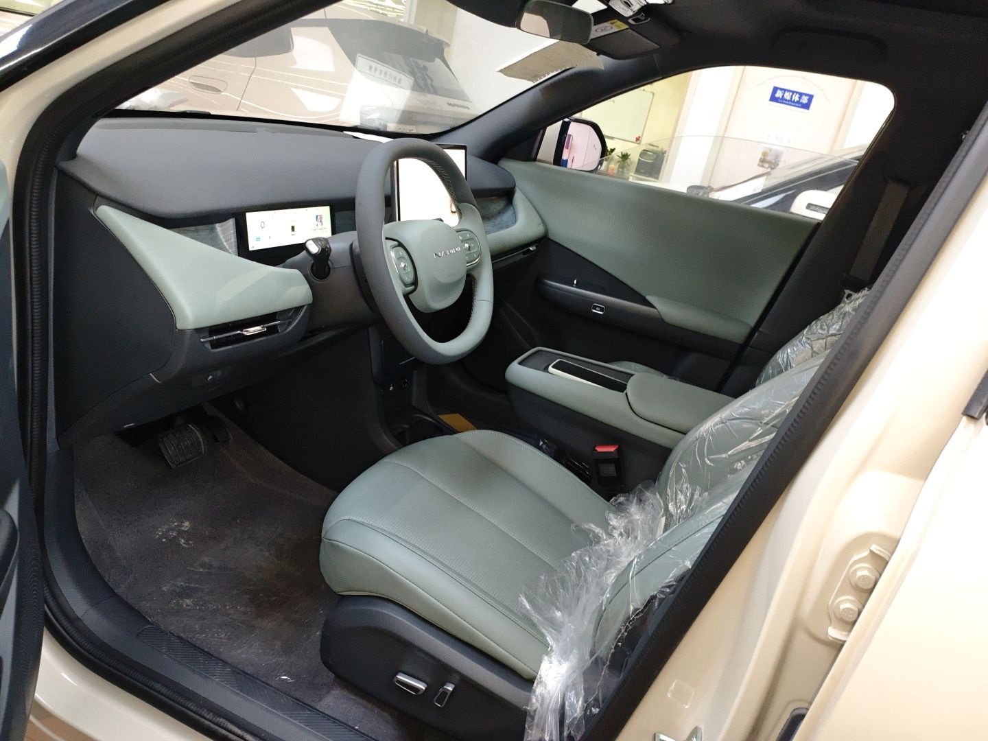 المقاعد الأمامية داخل السيارة