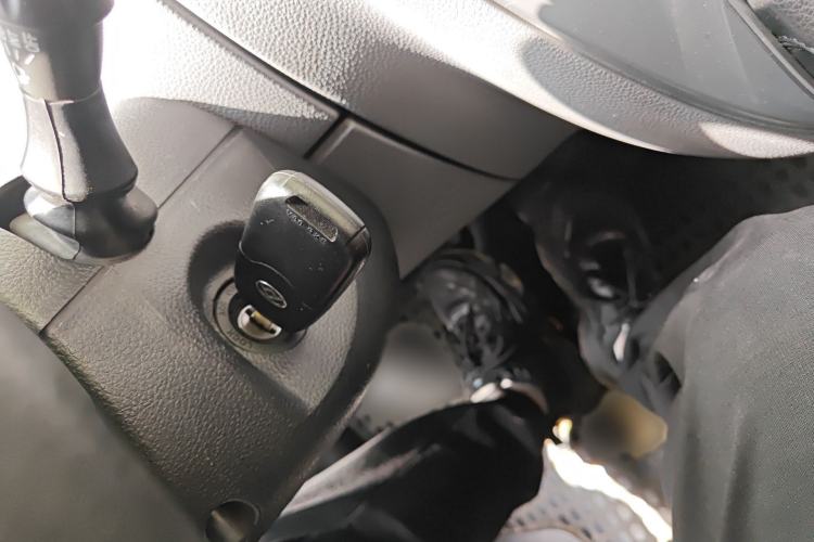 Used SAIC MAXUS Xintu V80 2021 2.0T Manual Classic City Delivery King Short Wheelbase Mid-Roof Design 3 Seats
