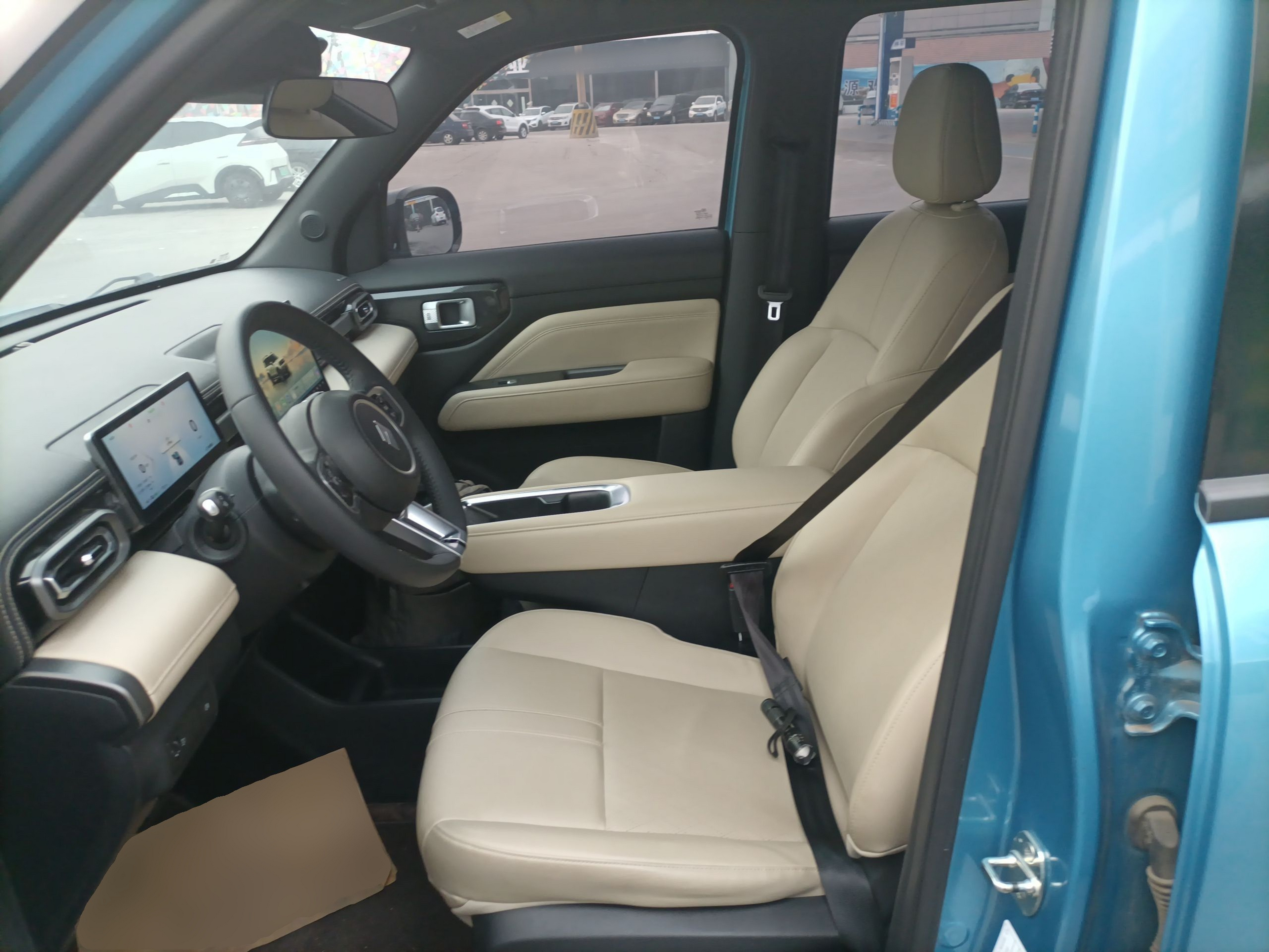 المقاعد الأمامية داخل السيارة