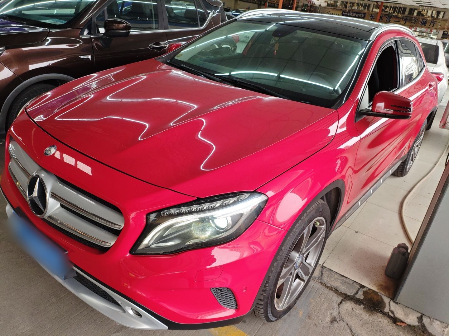 تحت مقدمة السيارة