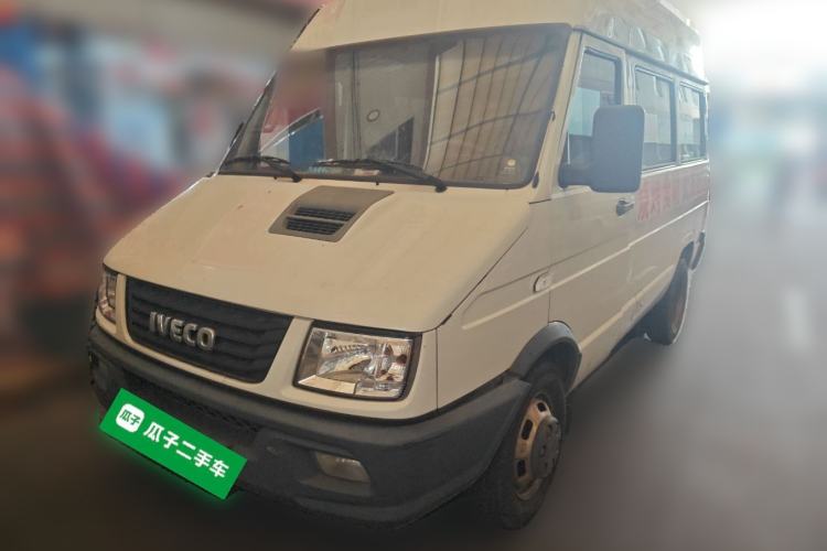 Used Iveco Daily 2020 2.5T A35 Passenger Van with Dual Tires Mid-Roof Design 5-9 Seater Side-Sliding Door China V Emission Standard