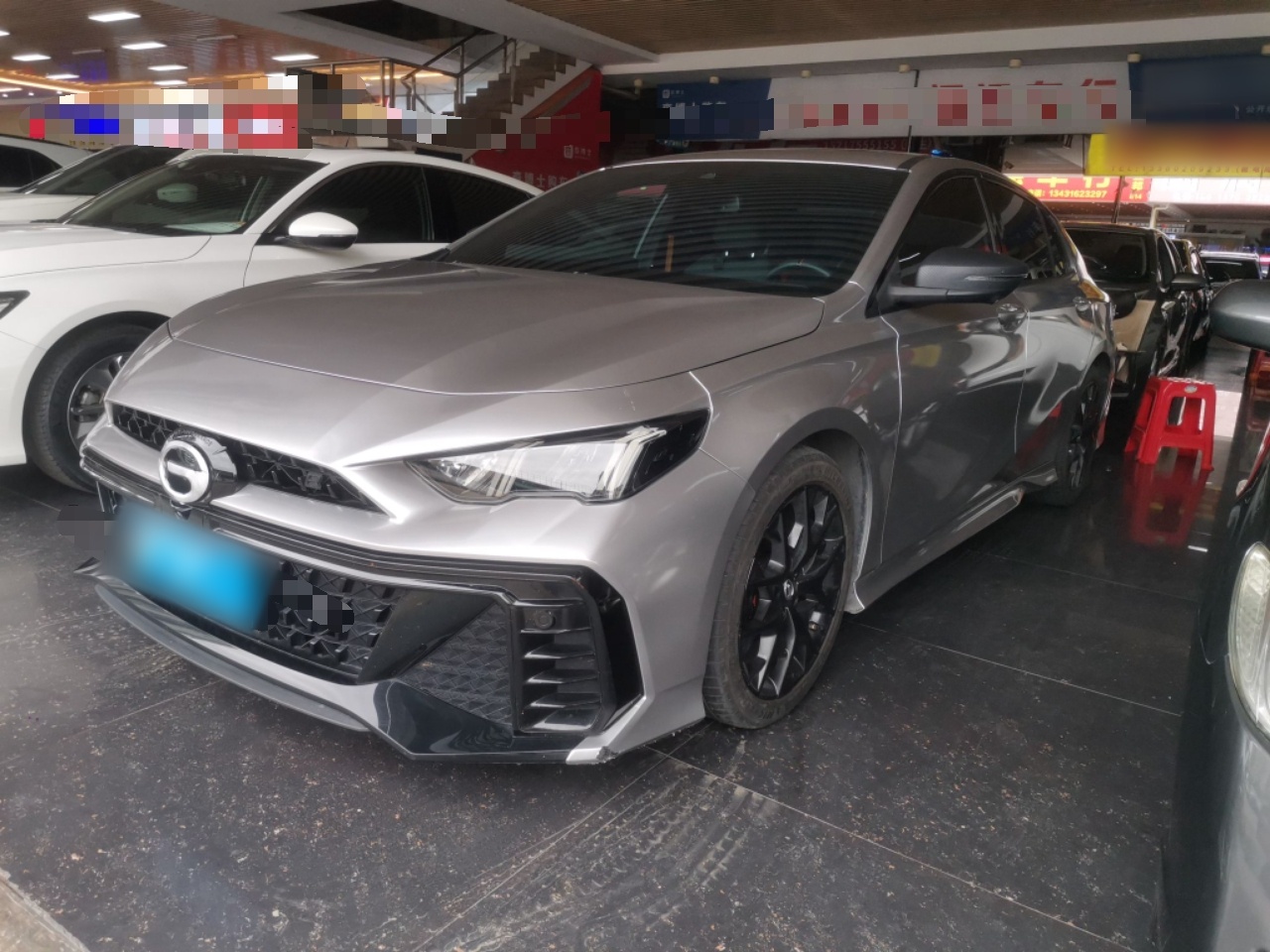 Под передней частью автомобиля