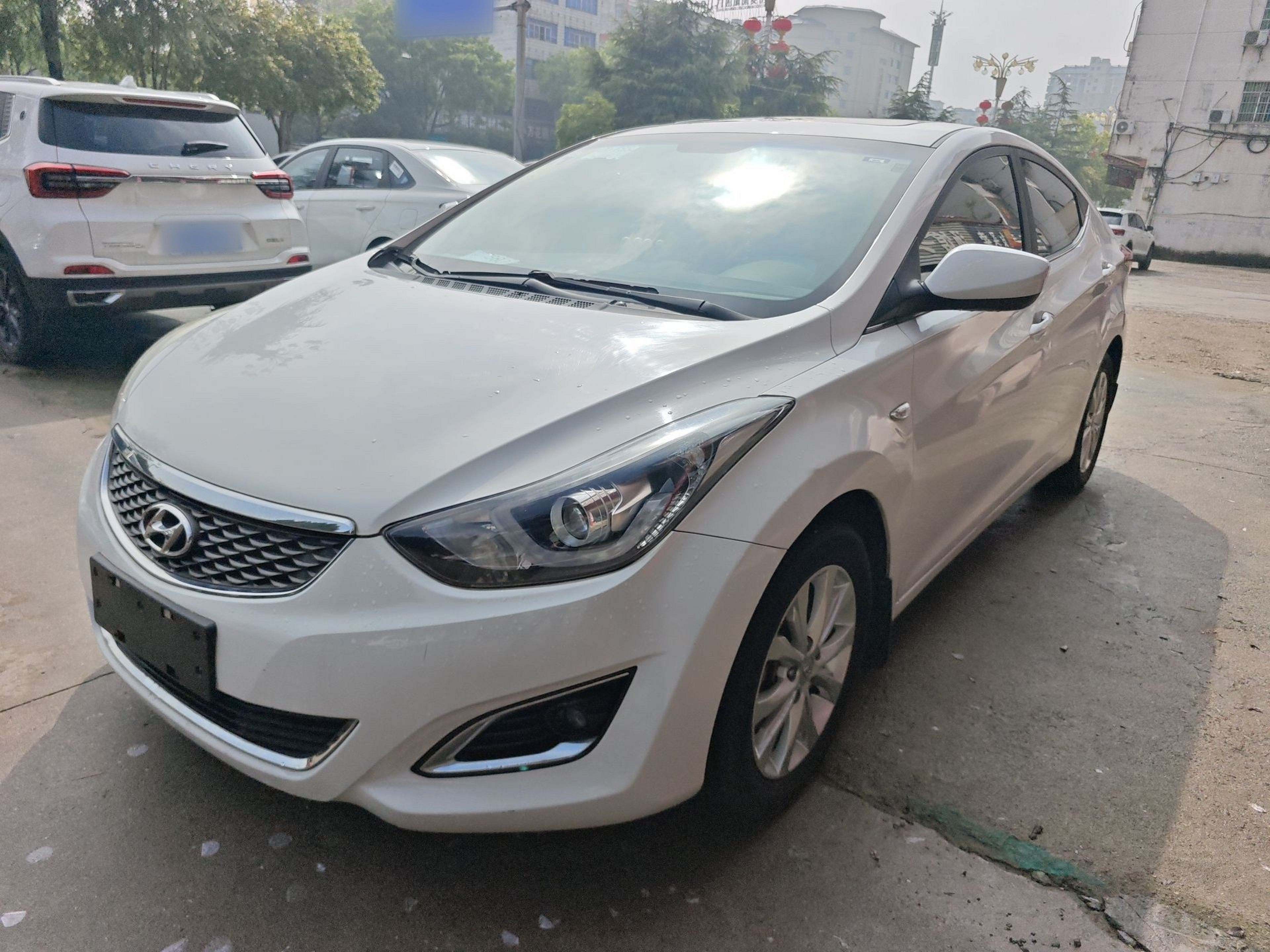 Под передней частью автомобиля