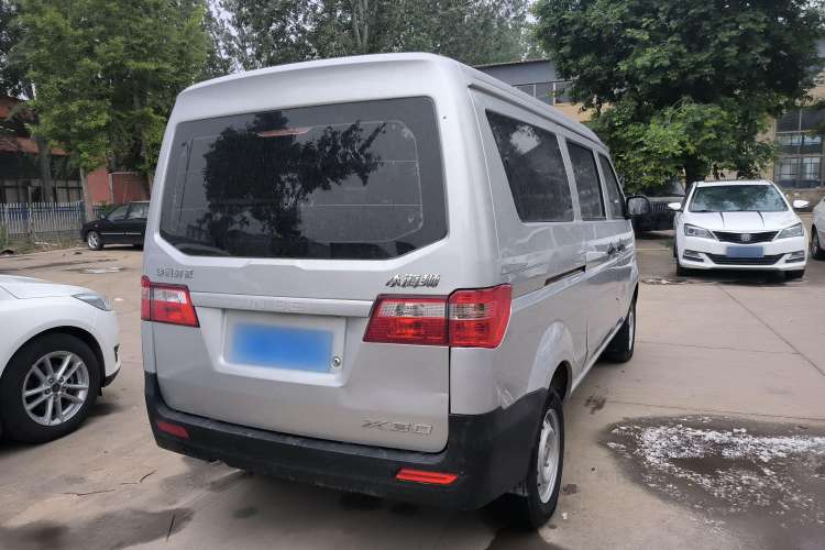 Used Jinbei Hiace X30 2023 1.5L Super-Comfortable Passenger Van 5/6/7-Seater Non-Air-Conditioned Version Model SWC15M