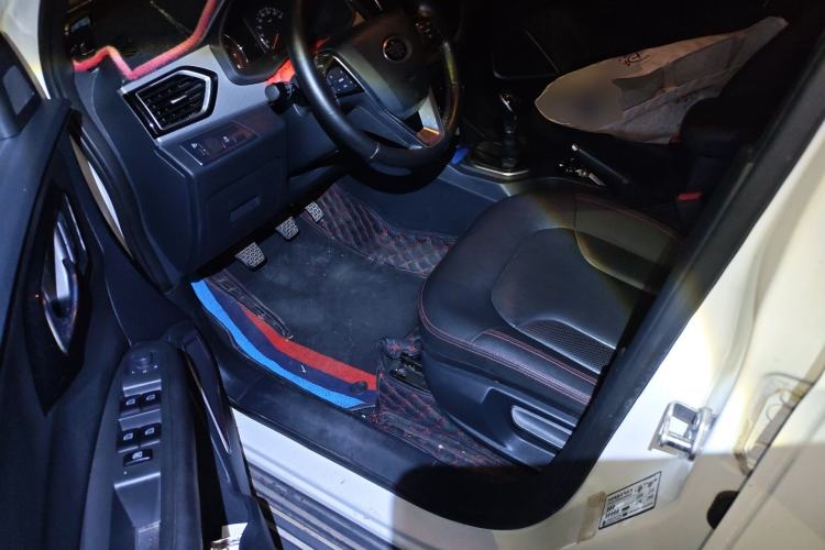 Used FAW Senya R7 2016 1.6L Manual Luxury Model Driver Seat