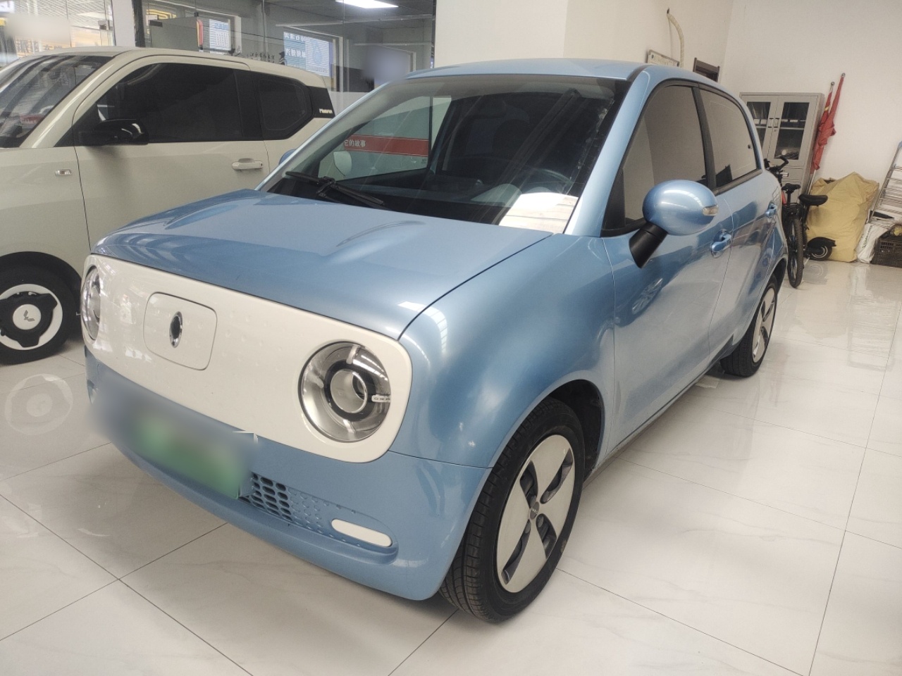 تحت مقدمة السيارة