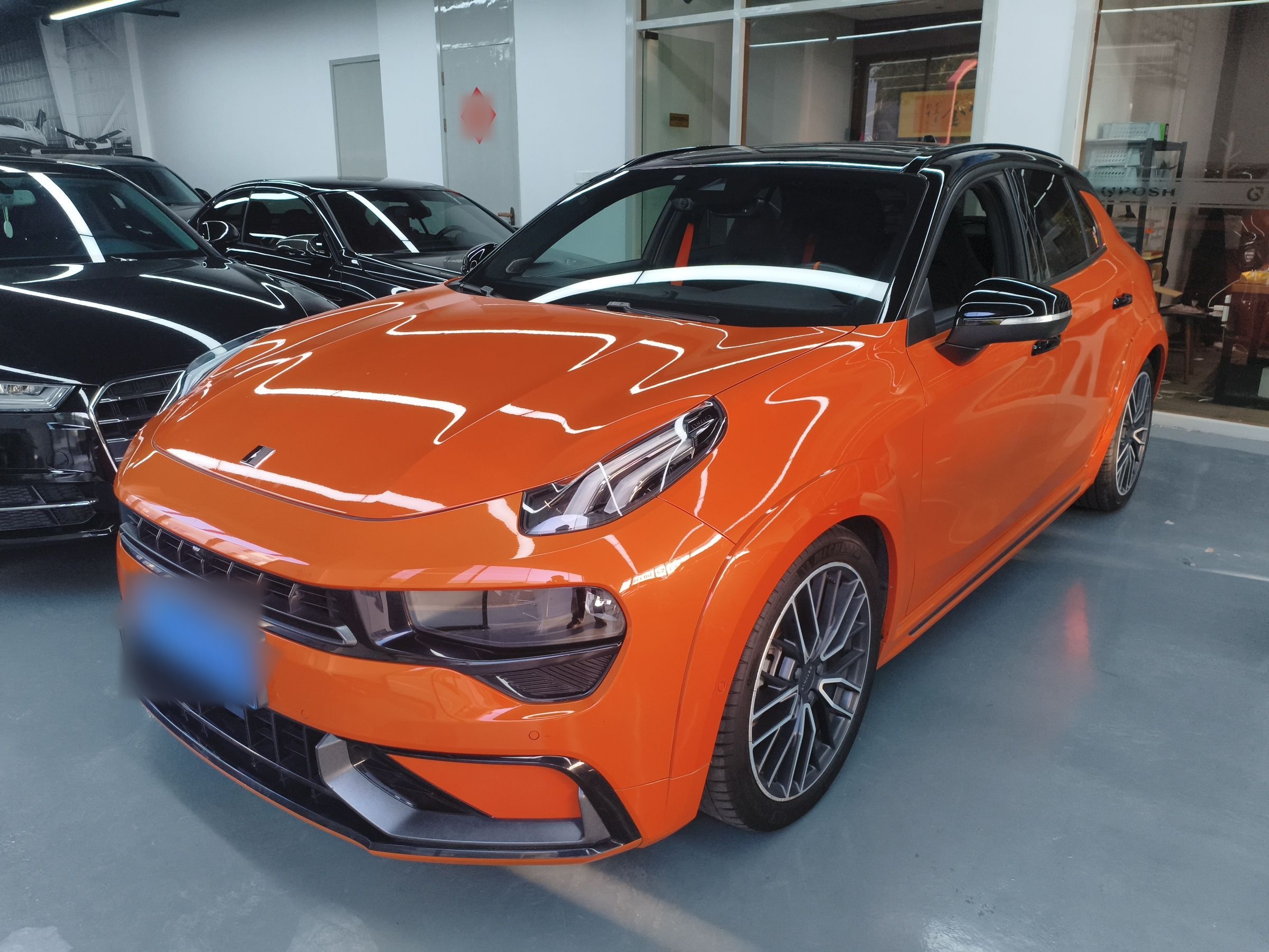 تحت مقدمة السيارة