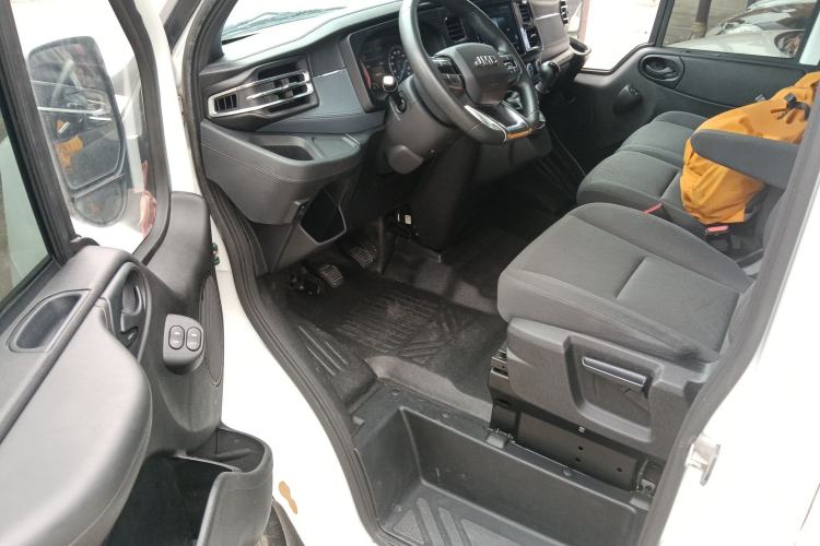 Used JMC Fushun 2023 2.0T Manual Short-Wheelbase Mid-Height Commercial Multi-Purpose 5-Seater Passenger Vehicle Driver Seat