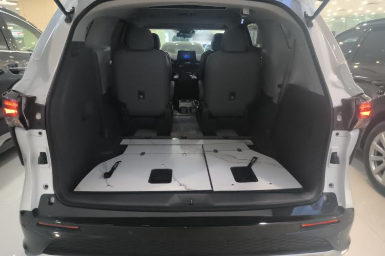 Used Toyota Granvia 2023 2.5L Hybrid Luxury Edition