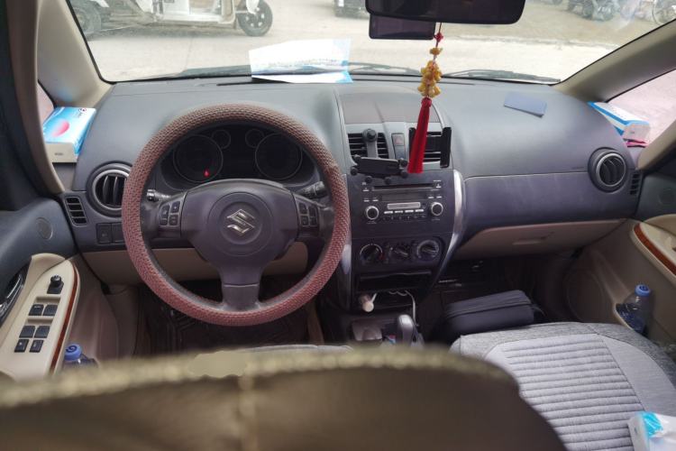 Used Suzuki SX4 S-Cross 2011 1.6L Automatic Luxury Version Center Console