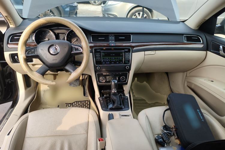 Used Skoda Superb 2013 1.8TSI Automatic Yashi Edition Center Console