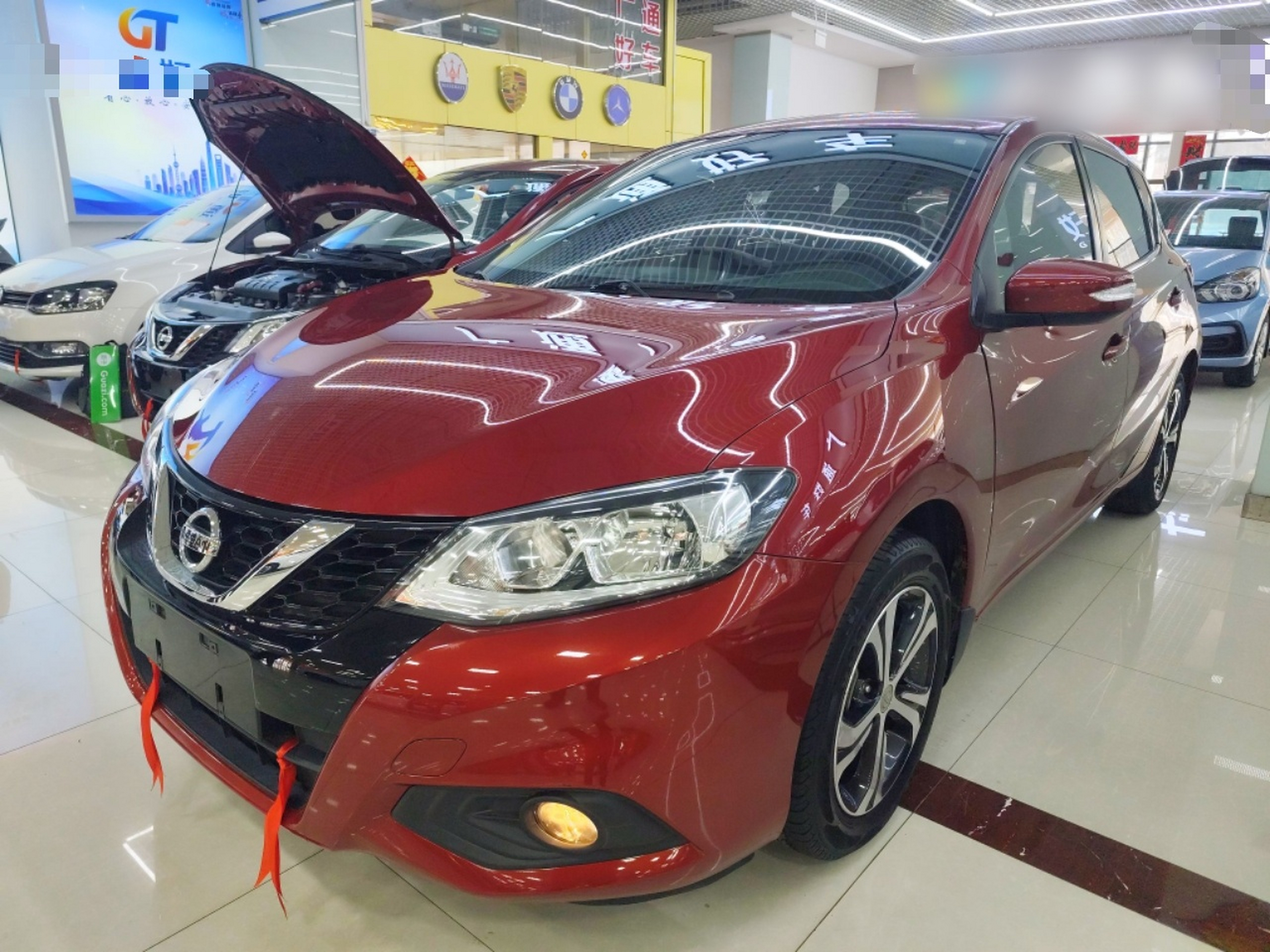 تحت مقدمة السيارة