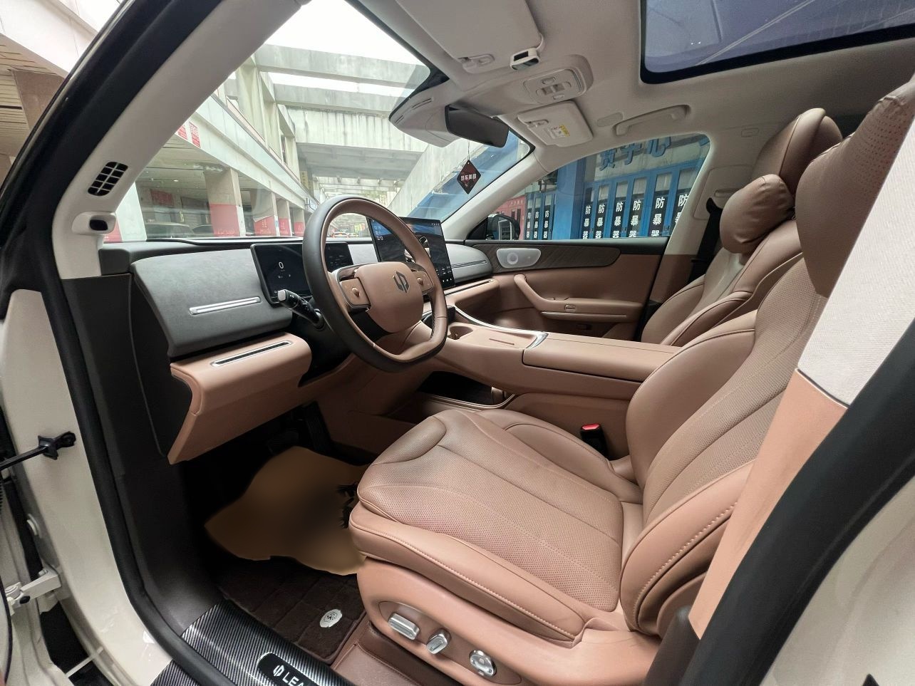 المقاعد الأمامية داخل السيارة