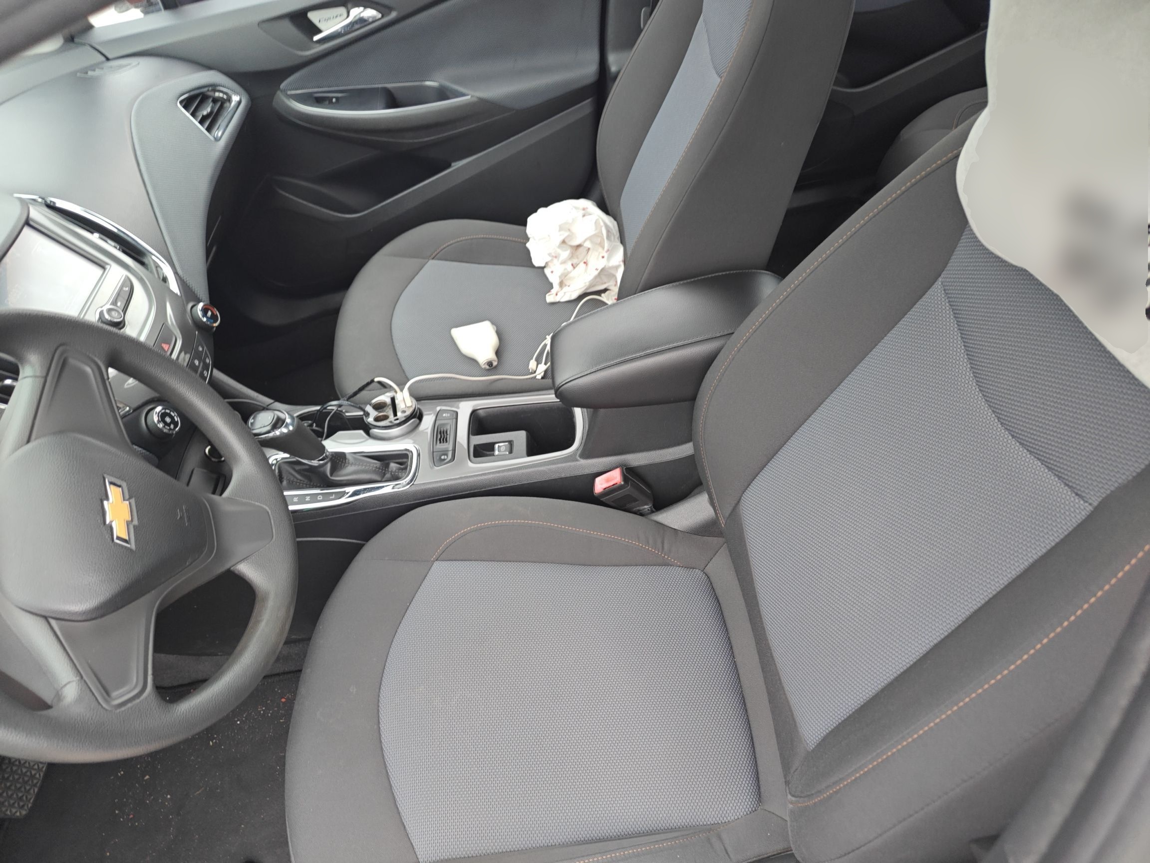 Переднее сиденье в автомобиле