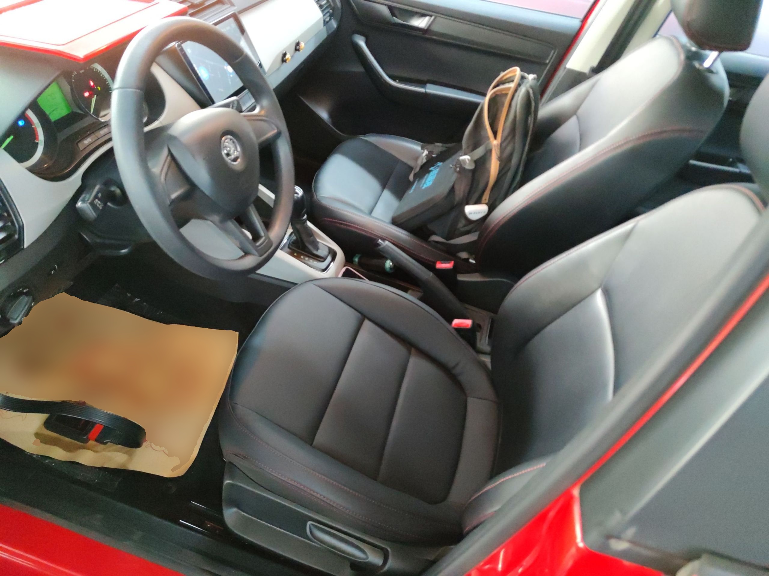 المقاعد الأمامية داخل السيارة