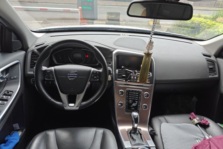 Used Volvo XC60 2017 T5 AWD Smart Upgrade Edition Center Console