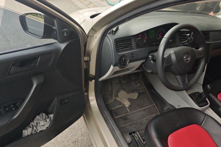 Used Skoda Rapid 2016 1.6L Manual Front-Wheel-Drive Version Driver Seat