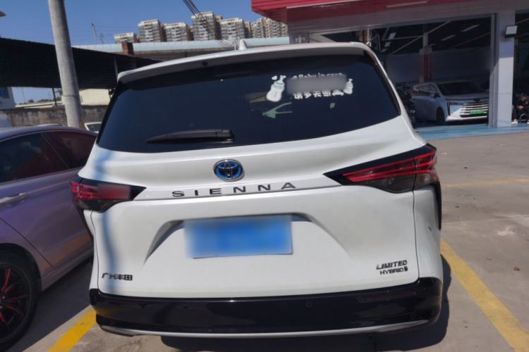 Used Toyota Sienna 2023 2.5L Hybrid Deluxe Edition
