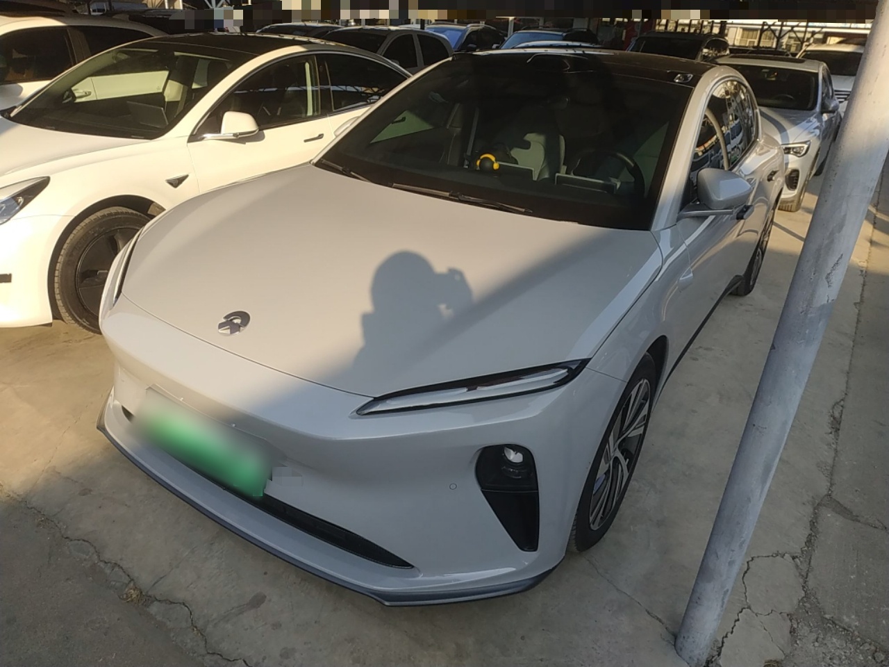 تحت مقدمة السيارة