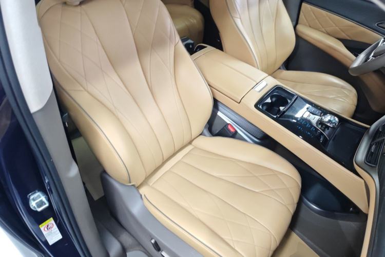 Used Denza D9 2022 EV 600 Four-Wheel Drive Flagship Model
