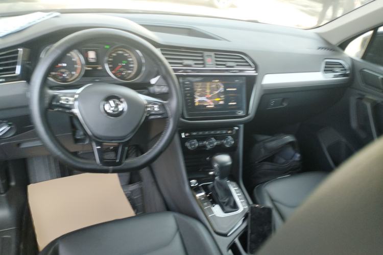 Used Volkswagen Tiguan L 2019 Revised 330TSI Automatic Two-Wheel Drive Smart & Luxury Edition China VI Standard Center Console
