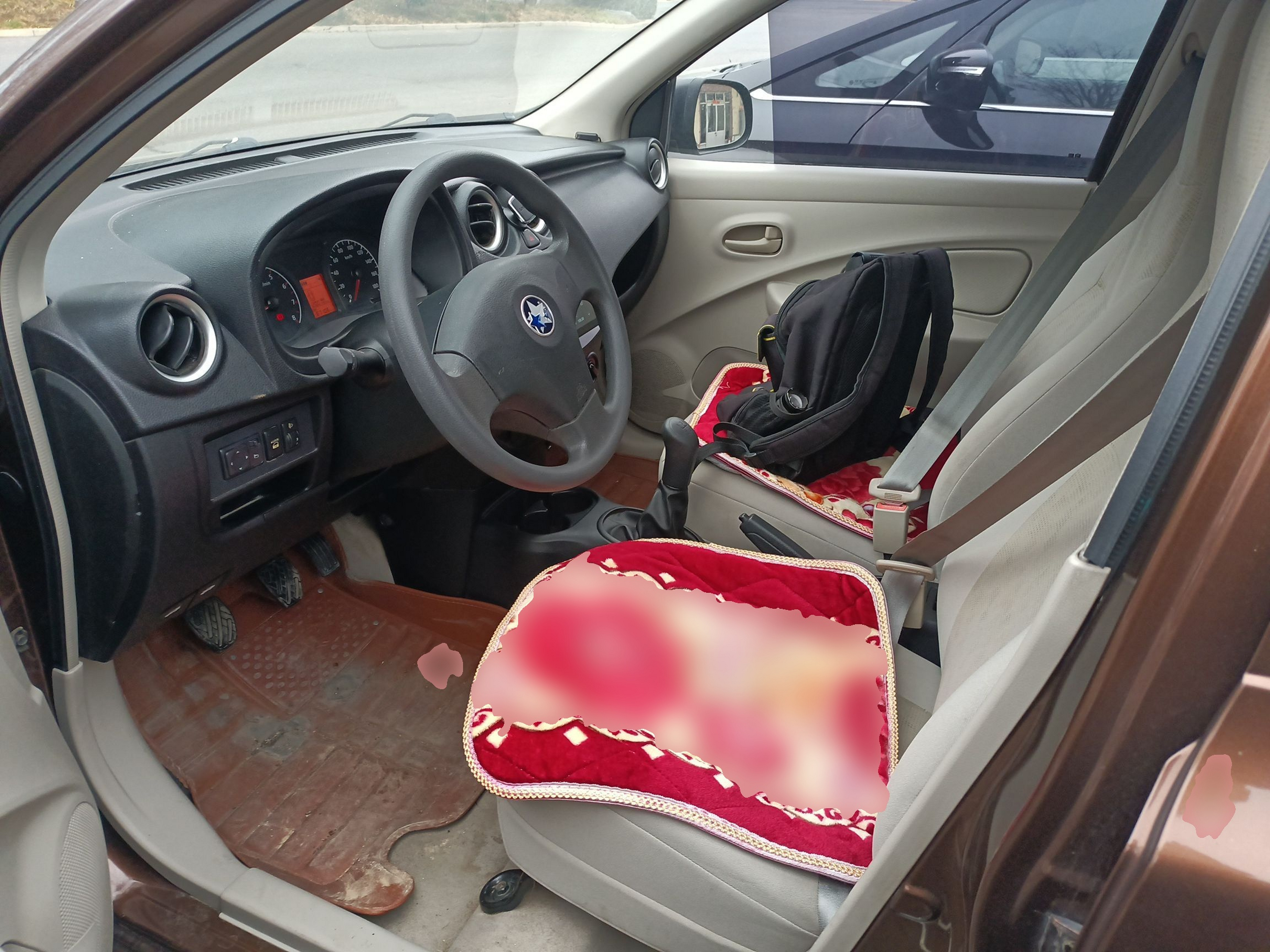 المقاعد الأمامية داخل السيارة