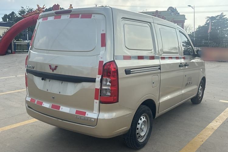 Used Wuling Hongguang V 2022 1.5L Jingqu Edition Enclosed-Window Vehicle with Hydraulic Power Steering LAR