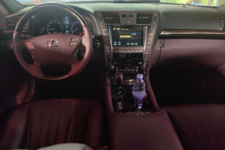 Used Lexus LS  Center Console