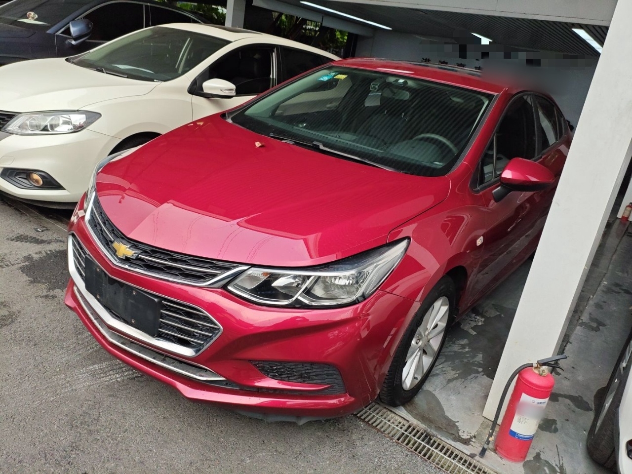 تحت مقدمة السيارة