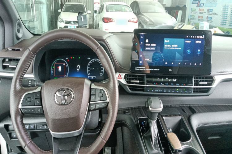 Used Toyota SIENNA 2021 2.5L Hybrid Platinum Edition Center Console