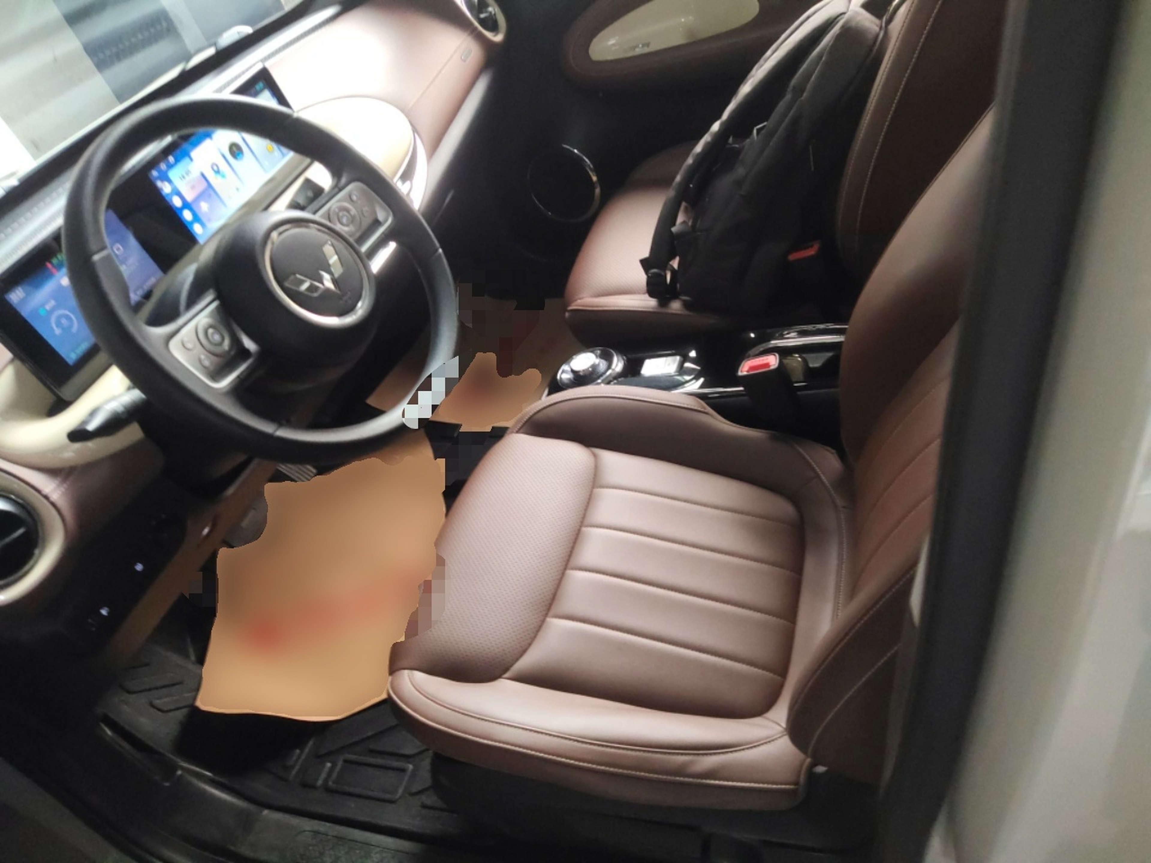 المقاعد الأمامية داخل السيارة