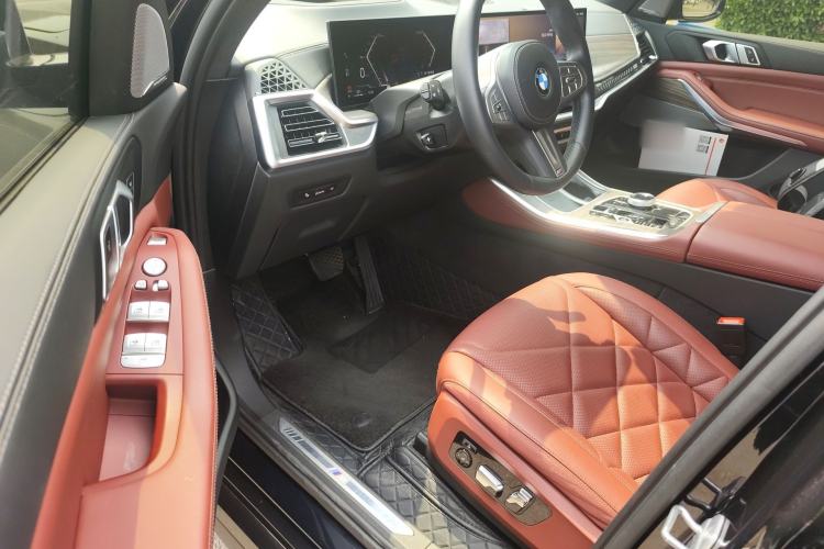 Used BMW X5 2023 xDrive 40Li M Sport Night Edition Package Driver Seat