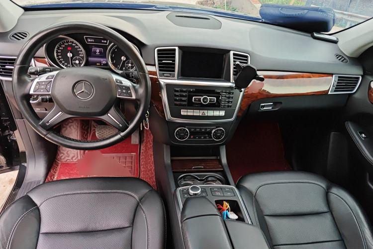 Used Mercedes-Benz M-Class 2014 ML 400 4MATIC Dynamic Model Center Console