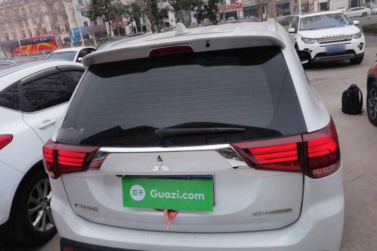 Used Mitsubishi Outlander 2019 2.0L Two-Wheel Drive Comfort Edition 7-Seater China VI Standard

