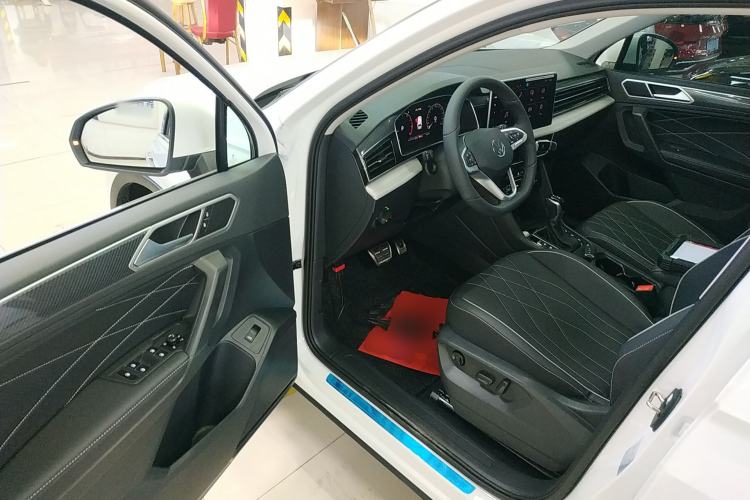 Used Volkswagen Tiguan L 2025 Model Outstanding Version 330TSI Automatic Two-Wheel Drive R-Line Longyao Edition
